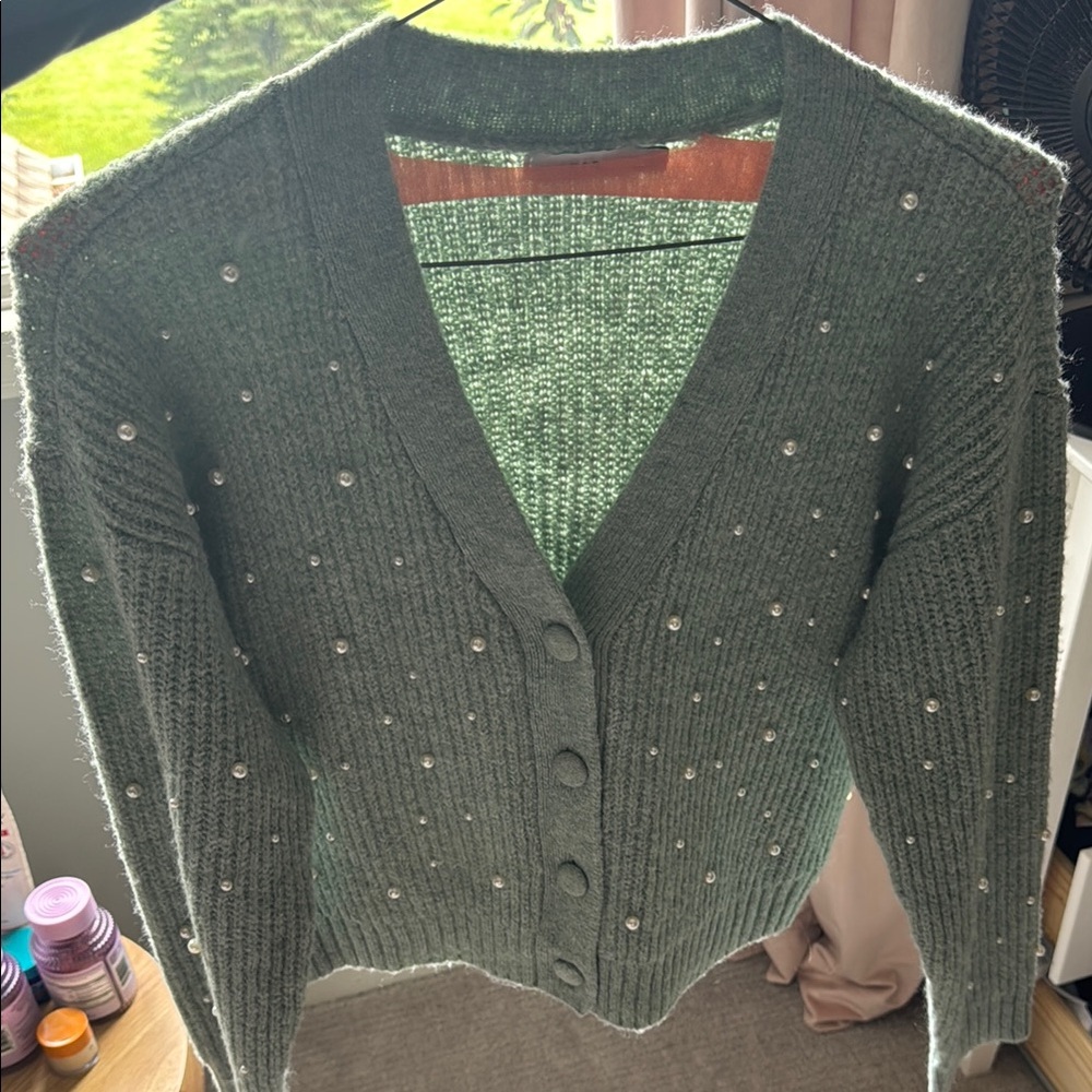 Lush Green Cardigan Sweater with Ribbed Texture